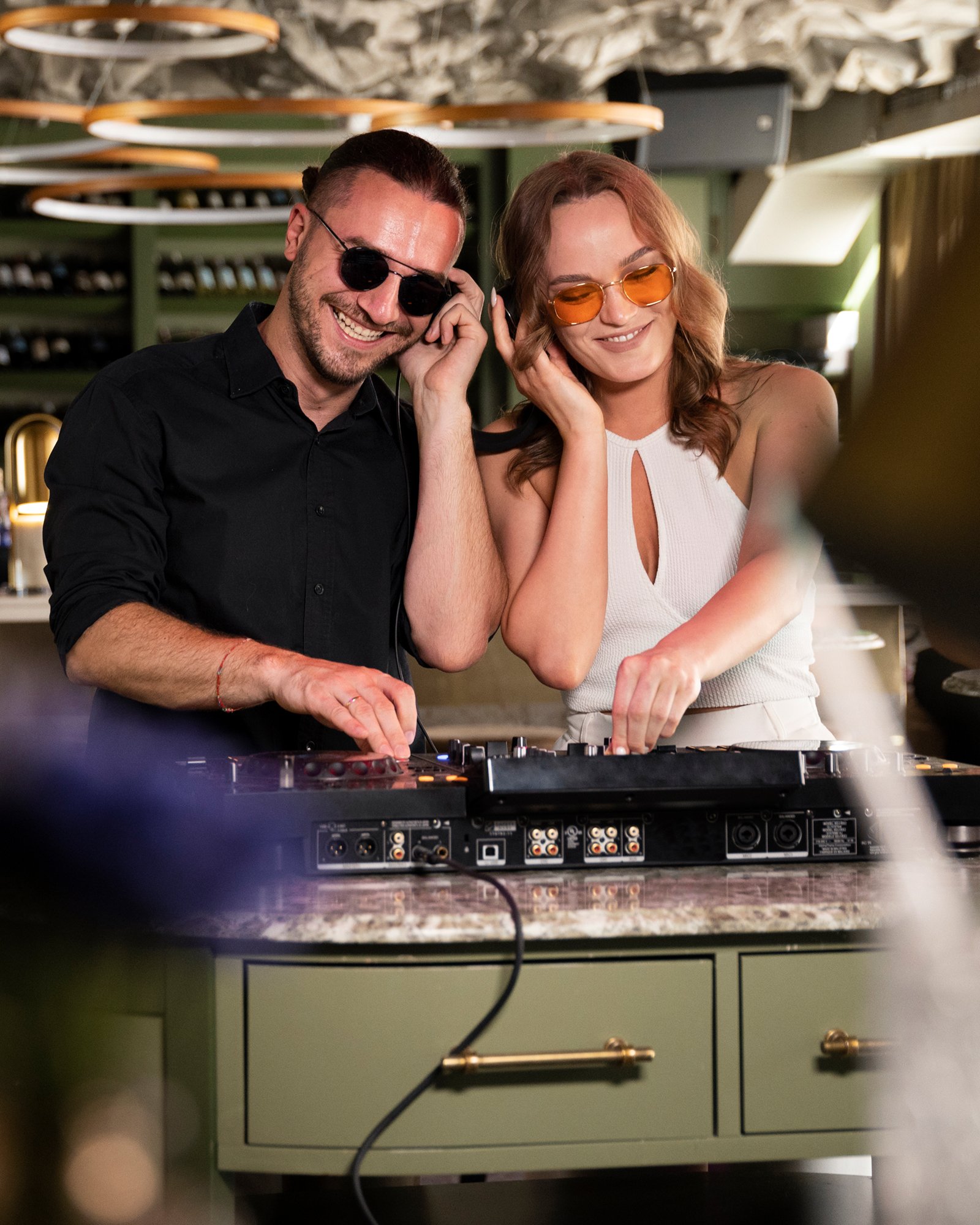 Dwoje DJ-ów przy konsolecie podczas wydarzenia